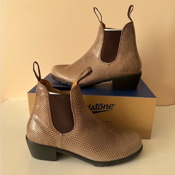 BLUNDSTONE Chelsea Lizard Embossed Leather Heeled Boot. 2165. Size: 6.5, 7, 8 - Picture 1 of 16
